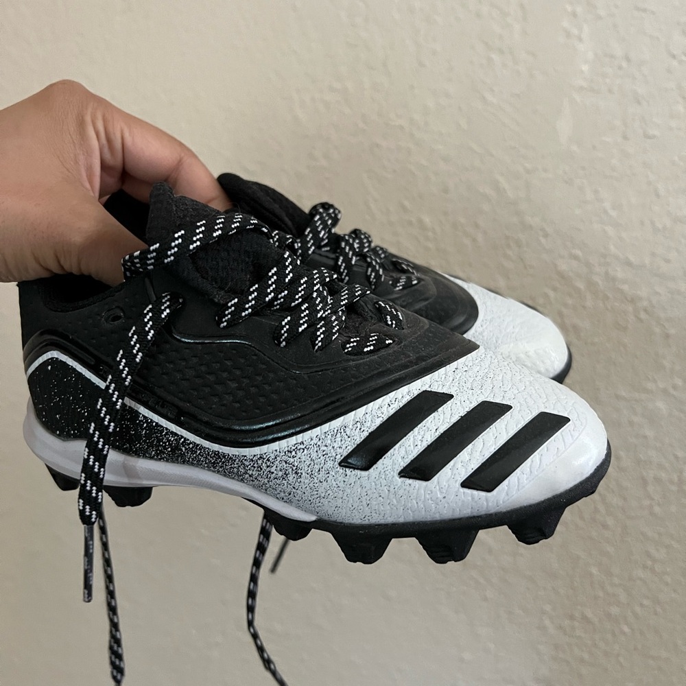 Adidas boy baseball cleats.